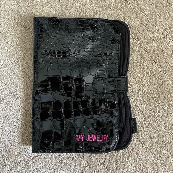 Black shiny pleather crocodile pattern jewelry bag - Picture 1 of 4